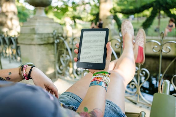 Entspanntes lesen Lesen auf einem E-Book-Reader.