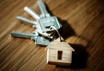 Schlüsselbund mit Anhänger in Form eines Holzhauses